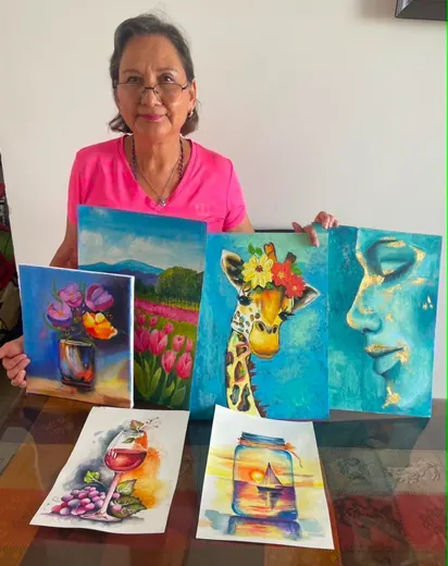 Alumna con sus pinturas