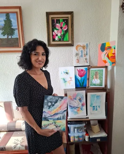 Alumna con sus trabajos