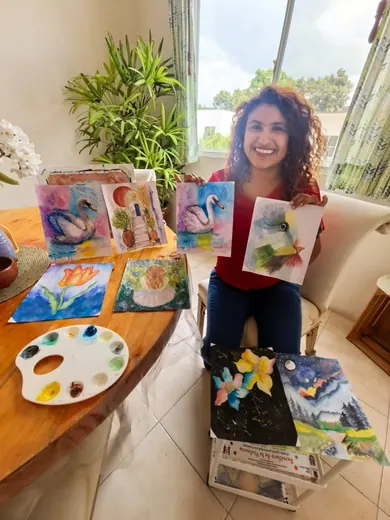 Alumna pintando con su paleta