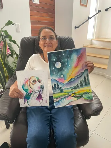Alumna con sus pinturas