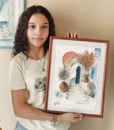 Alumna con su pintura