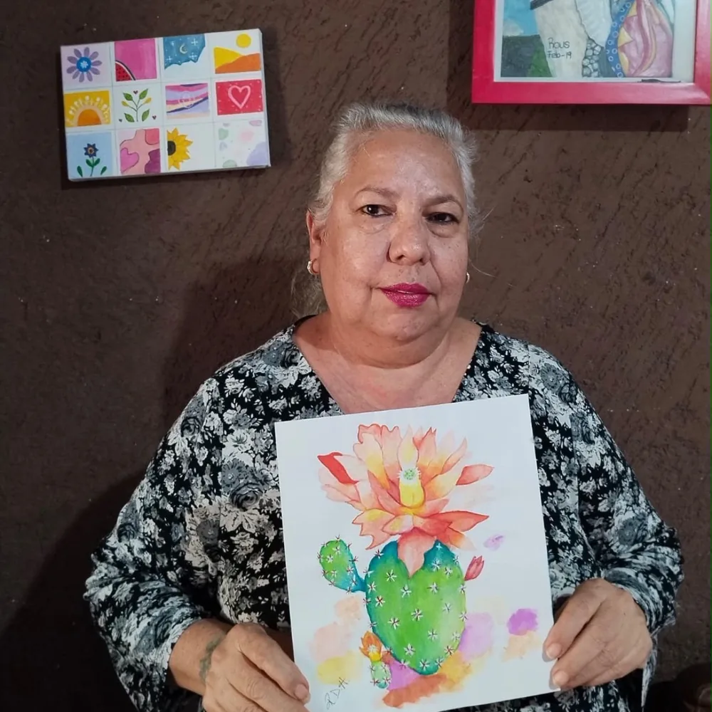 Una alumna con su primera pintura